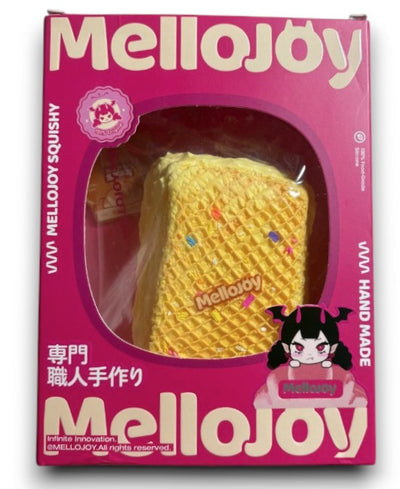 マイストアのメロジョイ レインボーウエハース。カラフルなトッピングが施された黄色いウエハース型の触感トイがパッケージに入った状態。