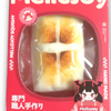 メロジョイお餅モチーフのやわらかい触感トイ。焼き目がついた白いお餅のデザインで、赤いパッケージに入ったブラインドボックス仕様。